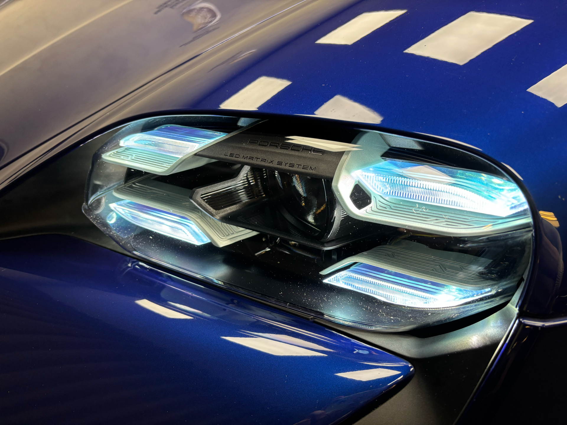 Blå Porsche Taycan fra 2023