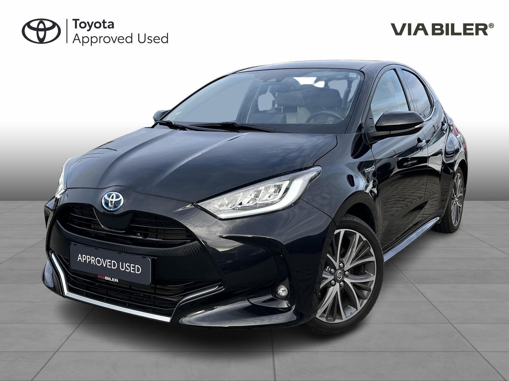 Sort Toyota Yaris fra 2021 set udefra