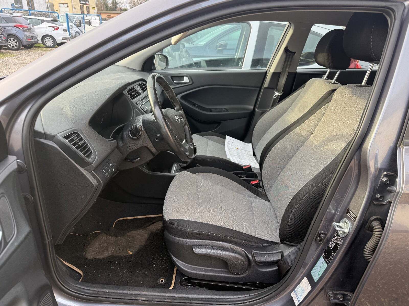 Grå Hyundai i20 fra 2016