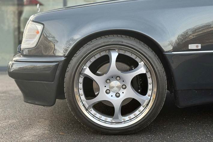 Grå Mercedes 500 E fra 1991 set udefra