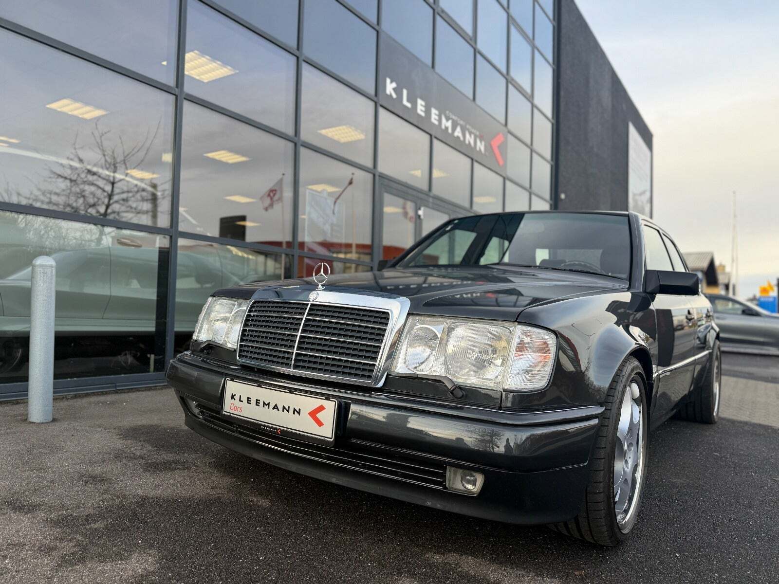 Grå Mercedes 500 E fra 1991 set udefra