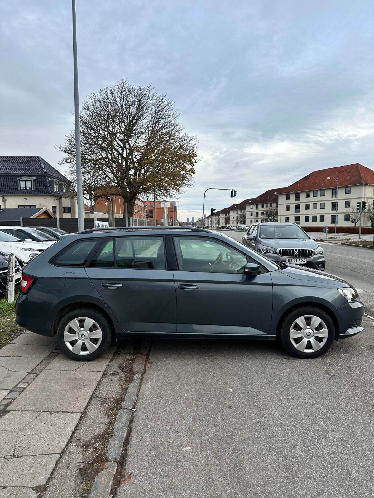 Grå Skoda Fabia fra 2016