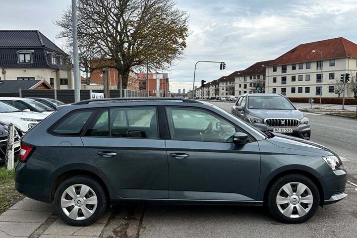 Grå Skoda Fabia fra 2016