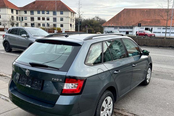Grå Skoda Fabia fra 2016