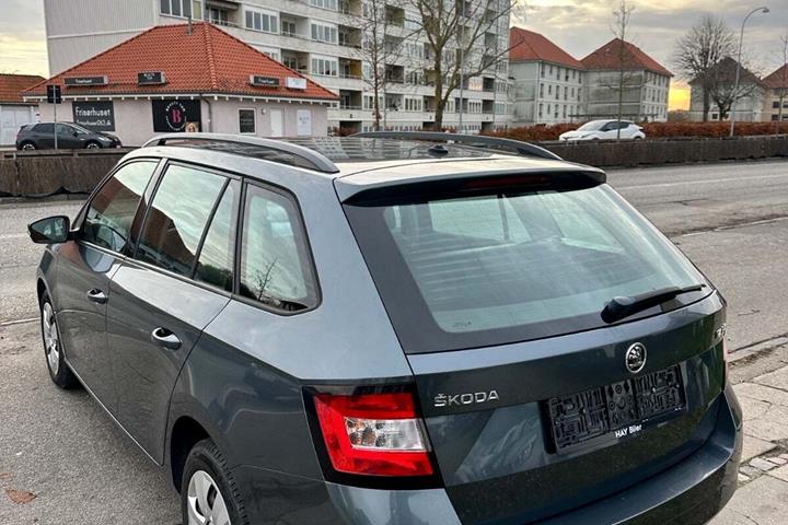 Grå Skoda Fabia fra 2016