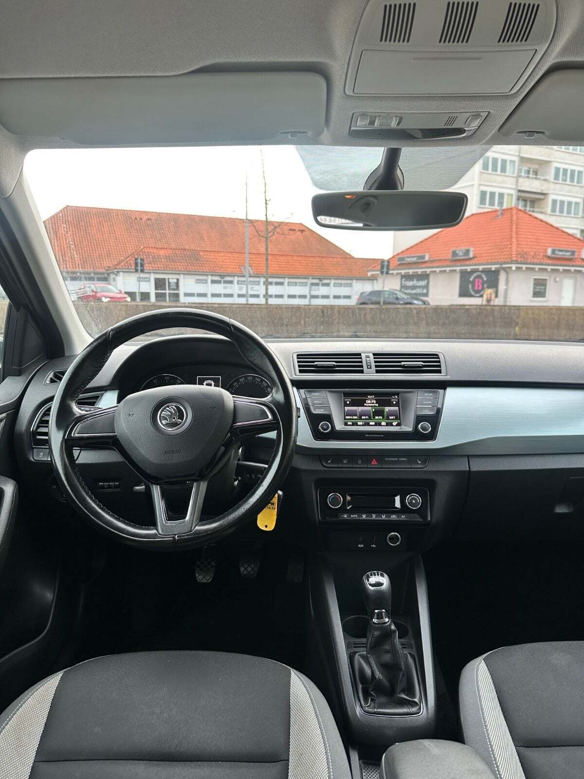Grå Skoda Fabia fra 2016