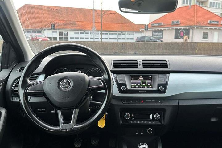 Grå Skoda Fabia fra 2016