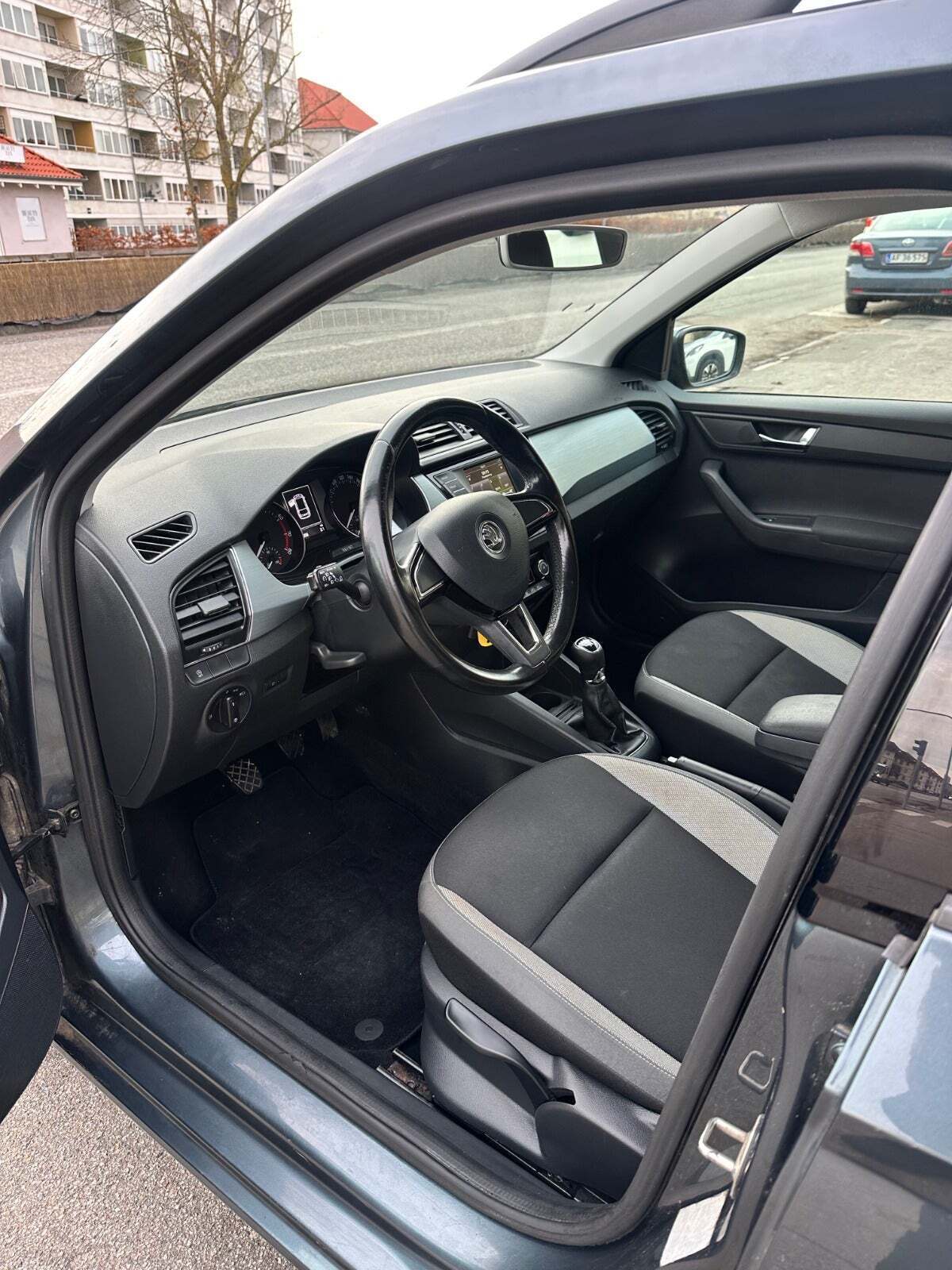 Grå Skoda Fabia fra 2016