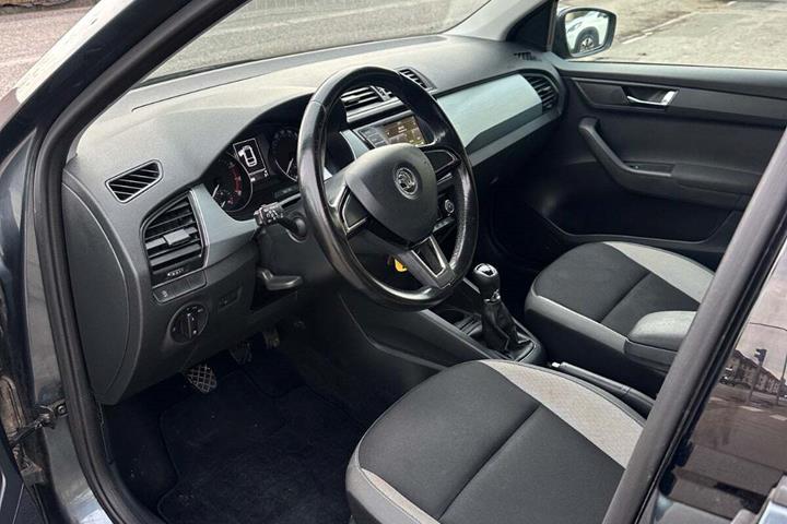 Grå Skoda Fabia fra 2016