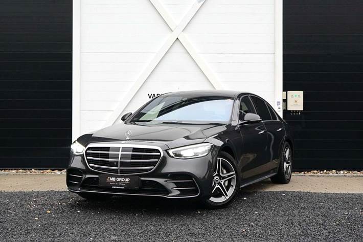 Gul Mercedes S580 e fra 2021 set udefra