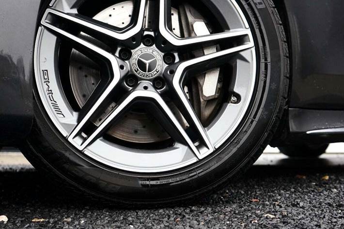 Gul Mercedes S580 e fra 2021