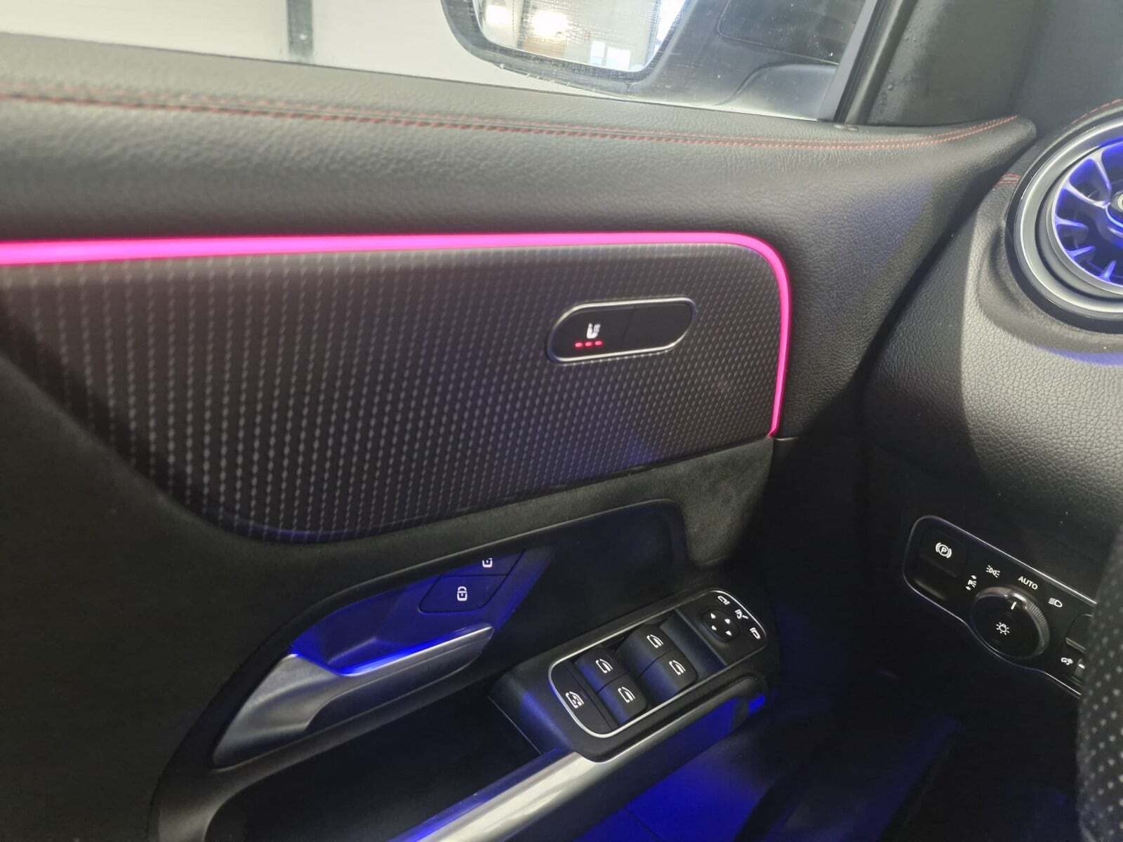 Hvid Mercedes EQB300 fra 2022