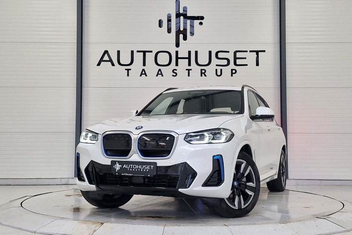 Hvid BMW iX3 fra 2023 set udefra