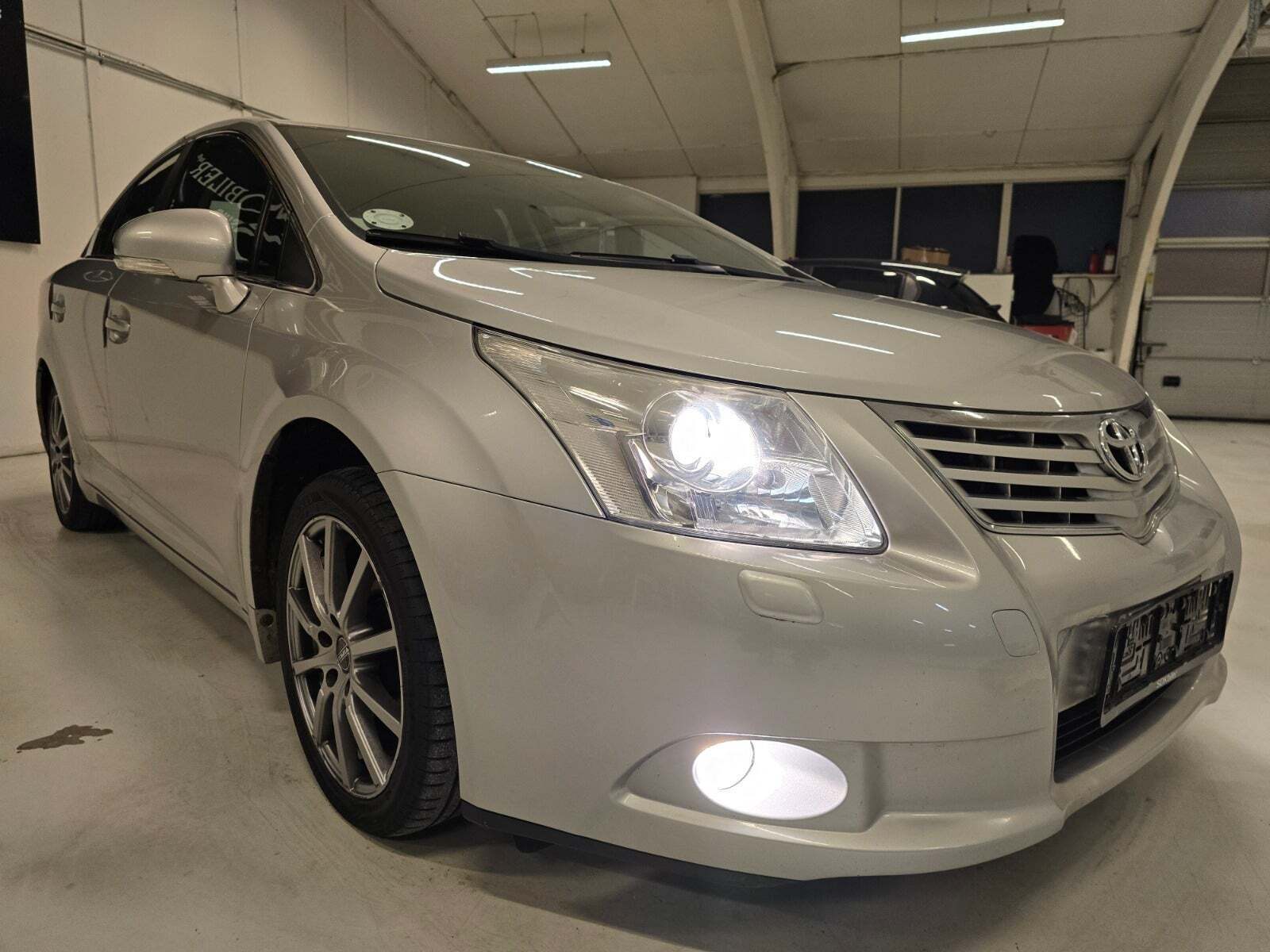 Sølv Toyota Avensis fra 2011