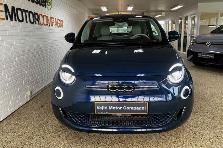 Blå Fiat 500e fra 2022