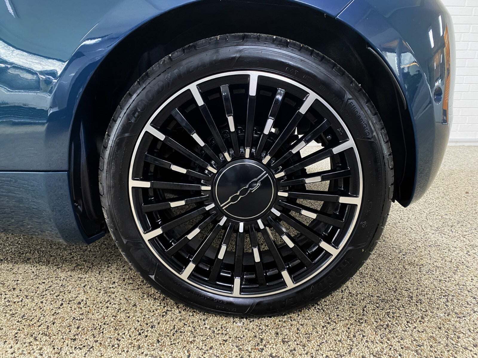 Blå Fiat 500e fra 2022