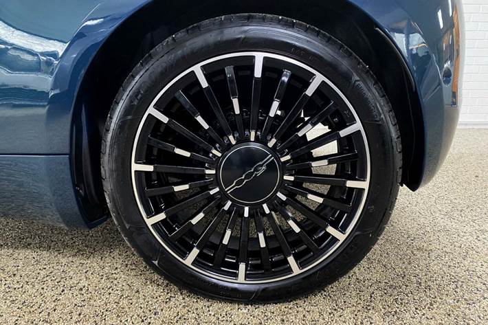 Blå Fiat 500e fra 2022