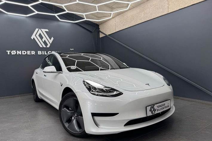 Grøn Tesla Model 3 fra 2020 set udefra