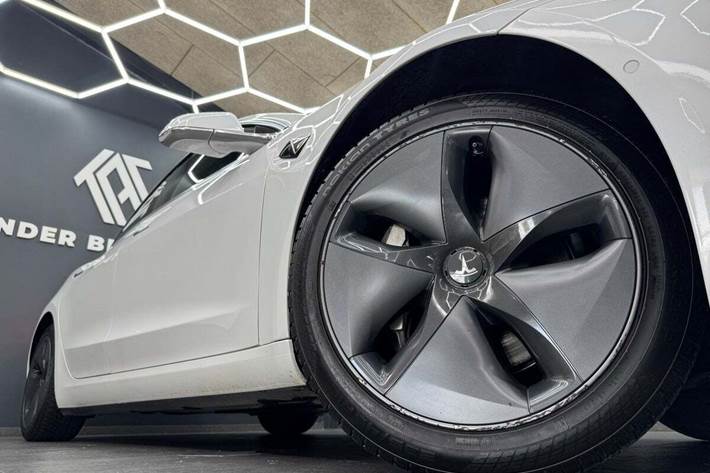 Grøn Tesla Model 3 fra 2020