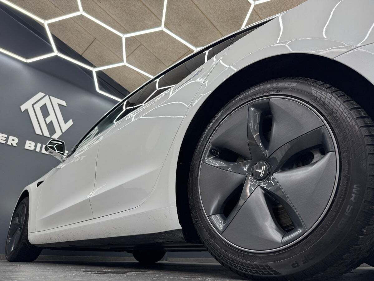 Grøn Tesla Model 3 fra 2020