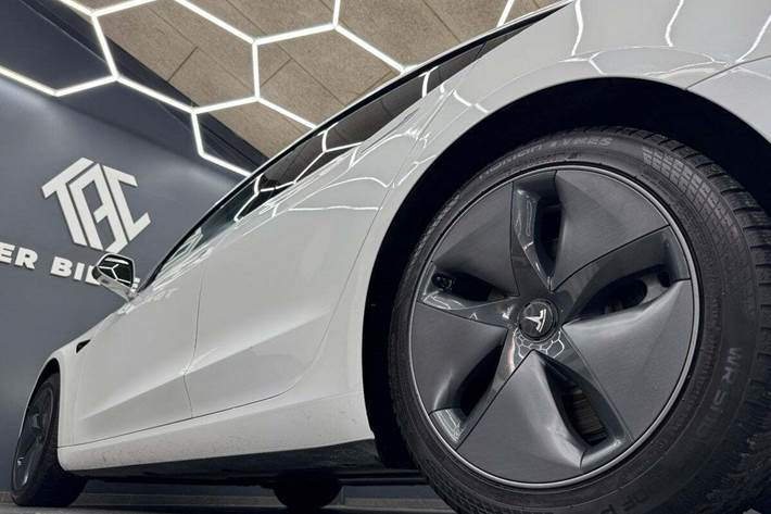 Grøn Tesla Model 3 fra 2020