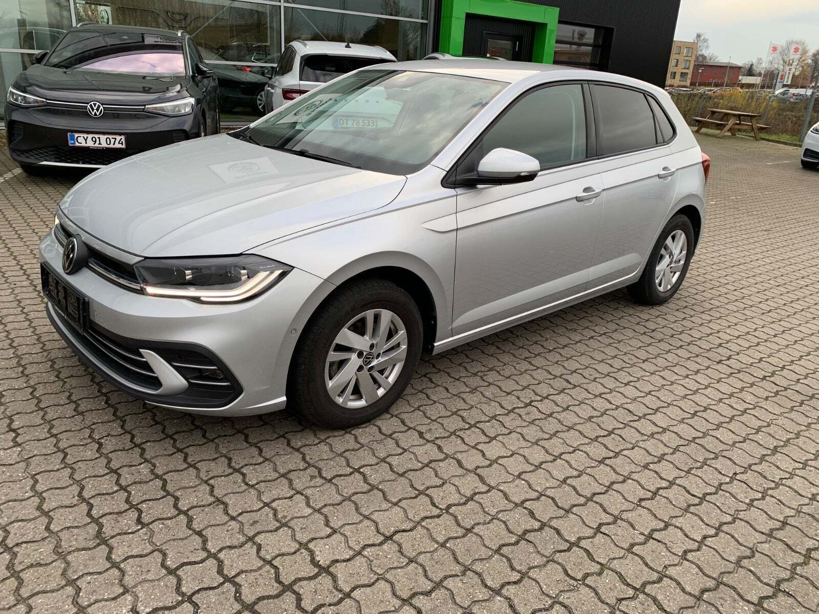 Grå VW Polo fra 2023 set udefra
