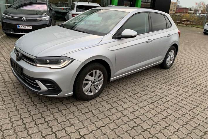 Grå VW Polo fra 2023 set udefra