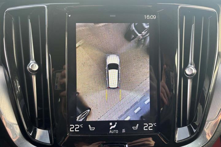 Hvid Volvo V60 fra 2020