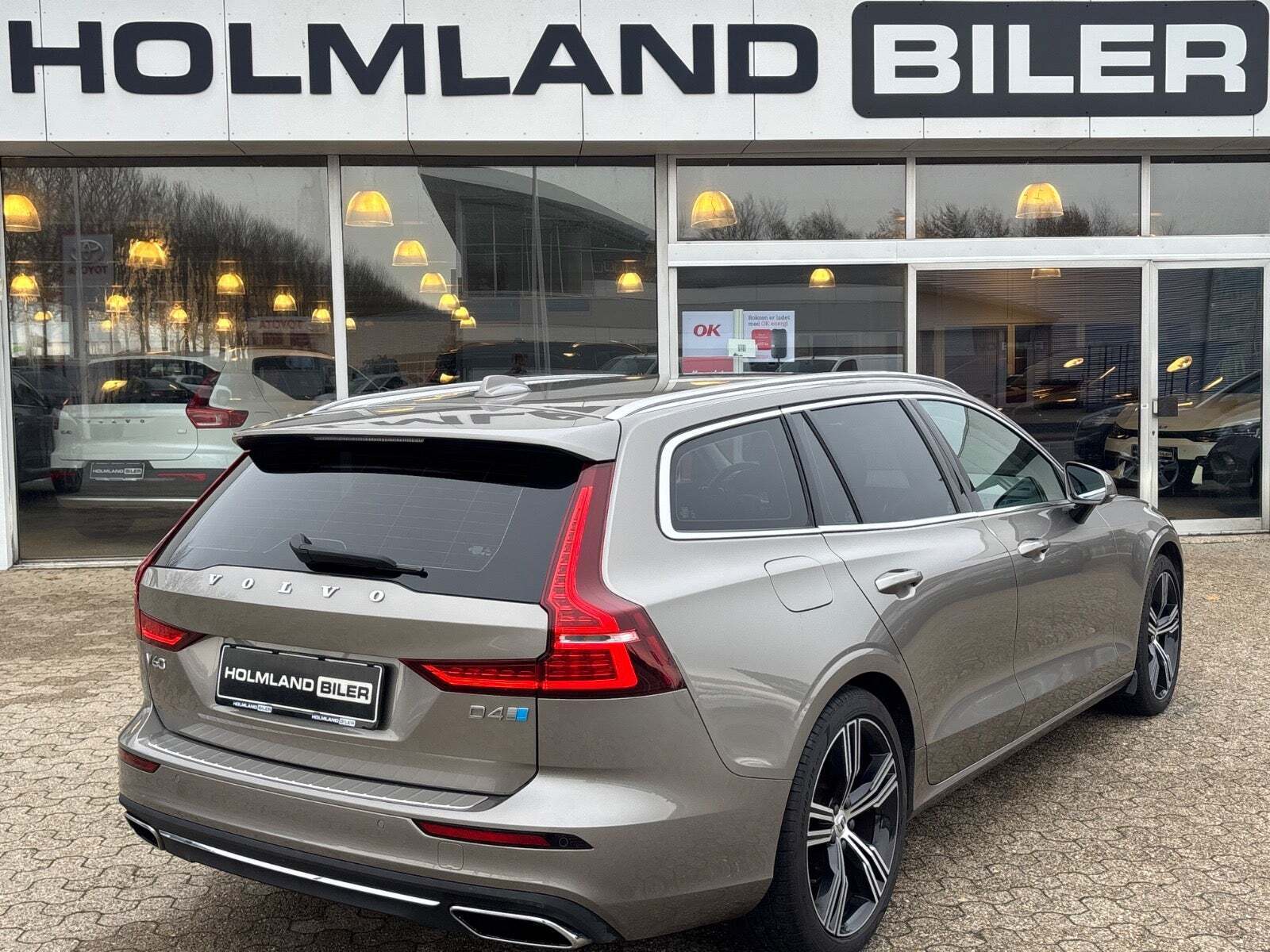 Beige Volvo V60 fra 2019