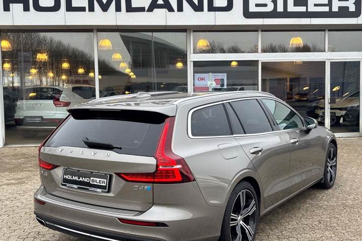 Beige Volvo V60 fra 2019