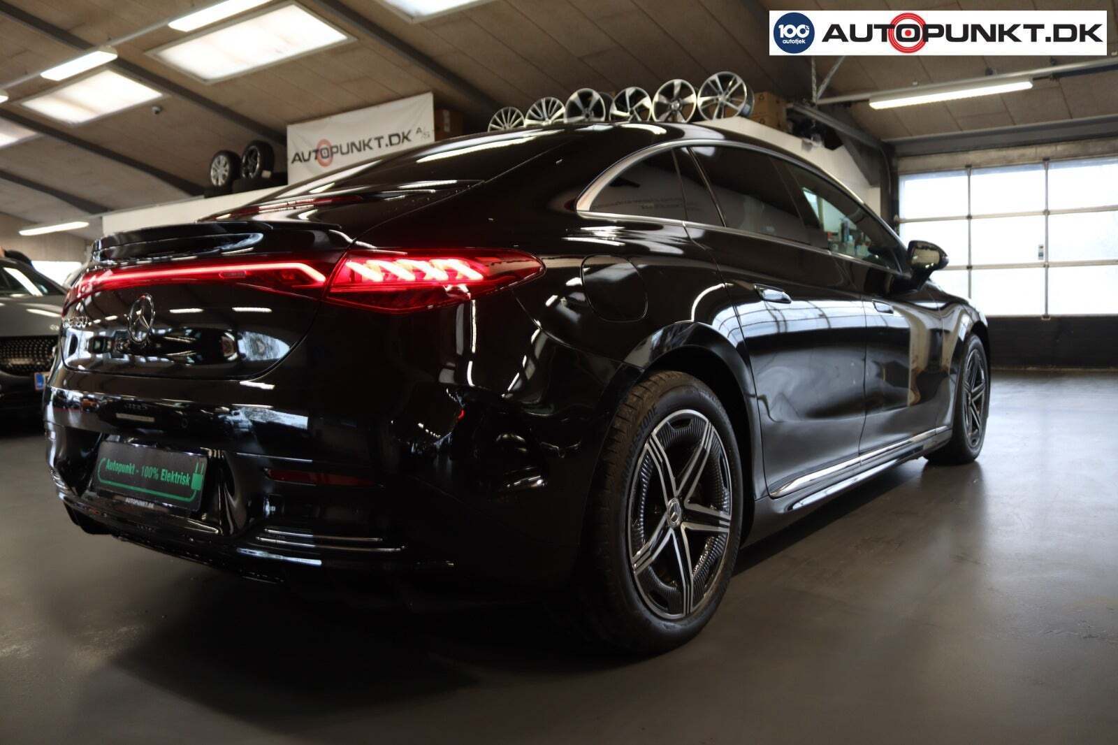 Sort Mercedes EQE350 fra 2024