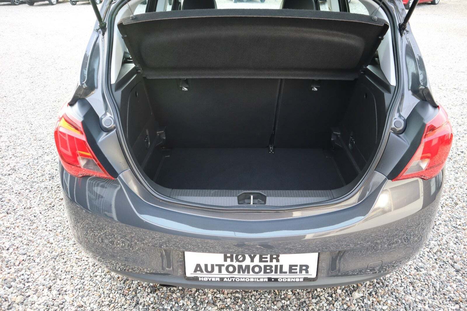 Grå Opel Corsa fra 2016