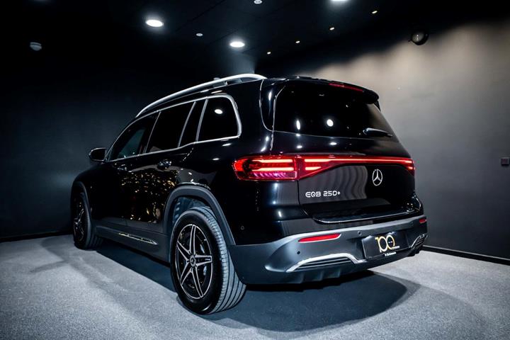 Sort Mercedes EQB250+ fra 2026