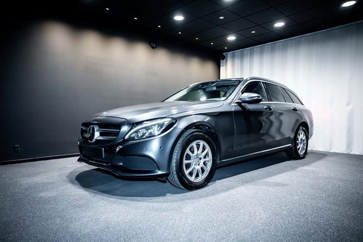 Grå Mercedes C220 d fra 2016 set udefra