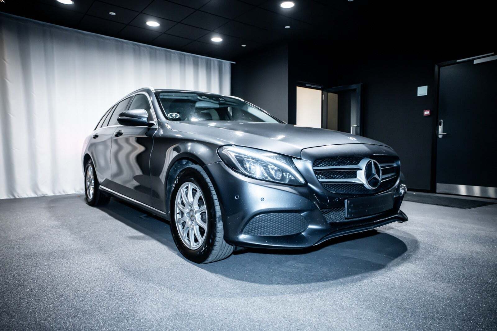 Grå Mercedes C220 d fra 2016