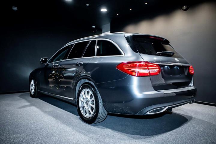 Grå Mercedes C220 d fra 2016