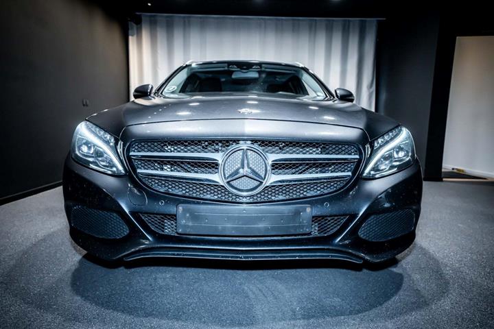 Grå Mercedes C220 d fra 2016