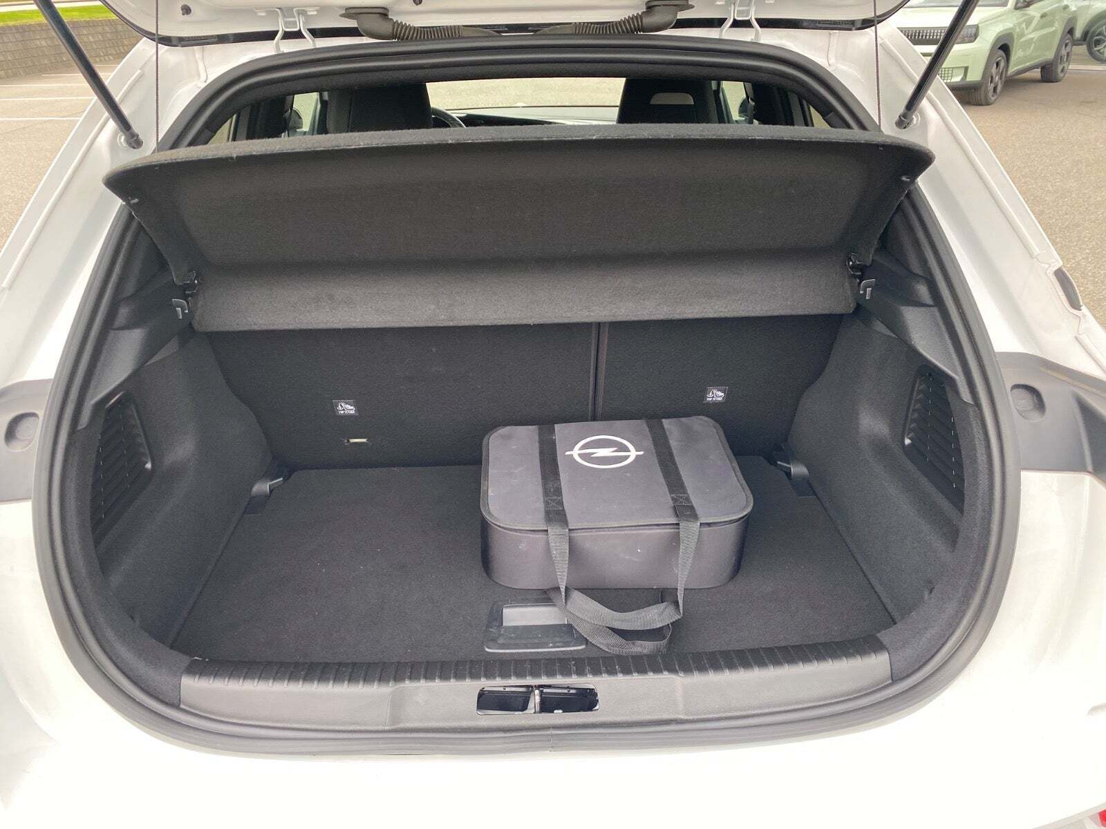 Hvid Opel Mokka-e fra 2023