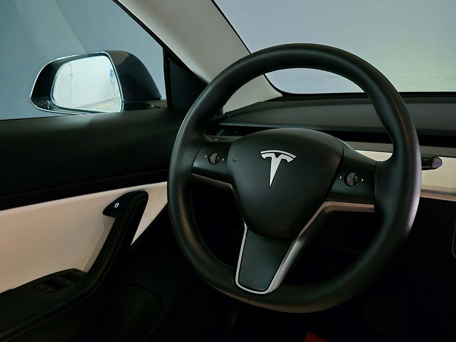 Grå Tesla Model 3 fra 2021