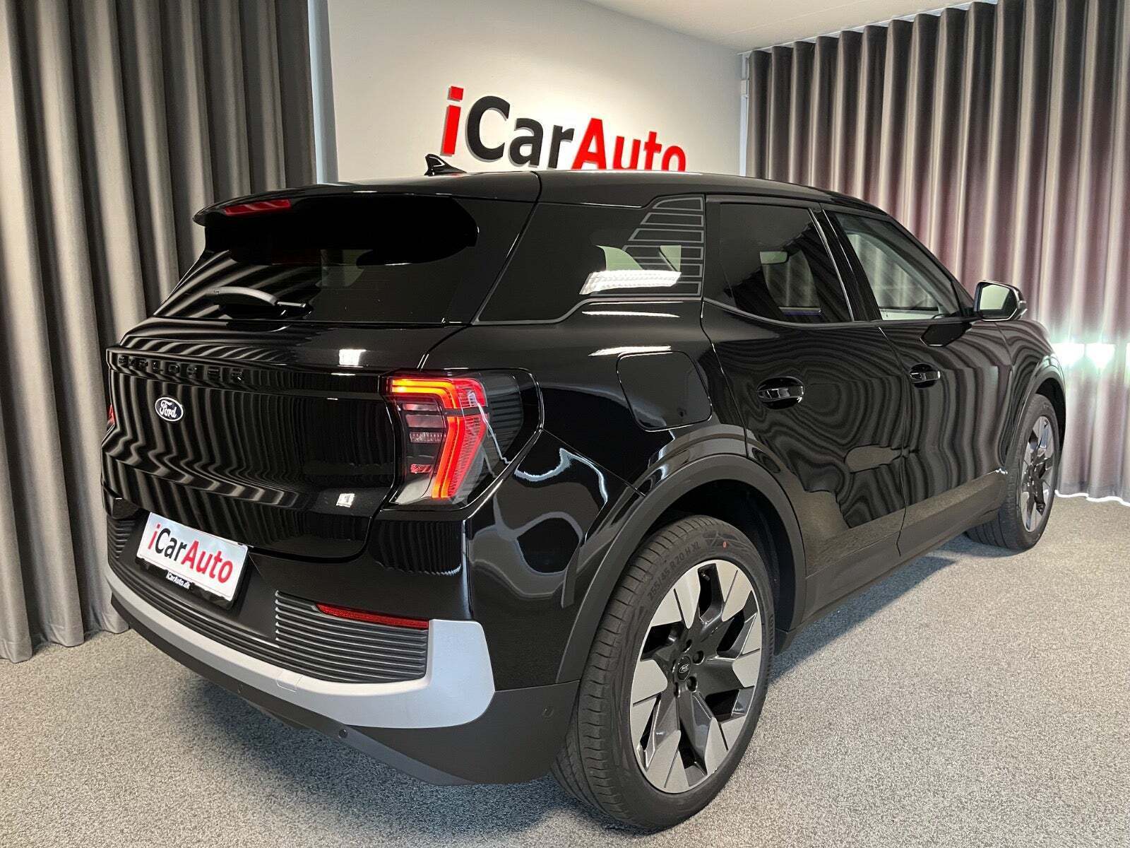 Ford Explorer 84 Premium Extended Range AWD Van