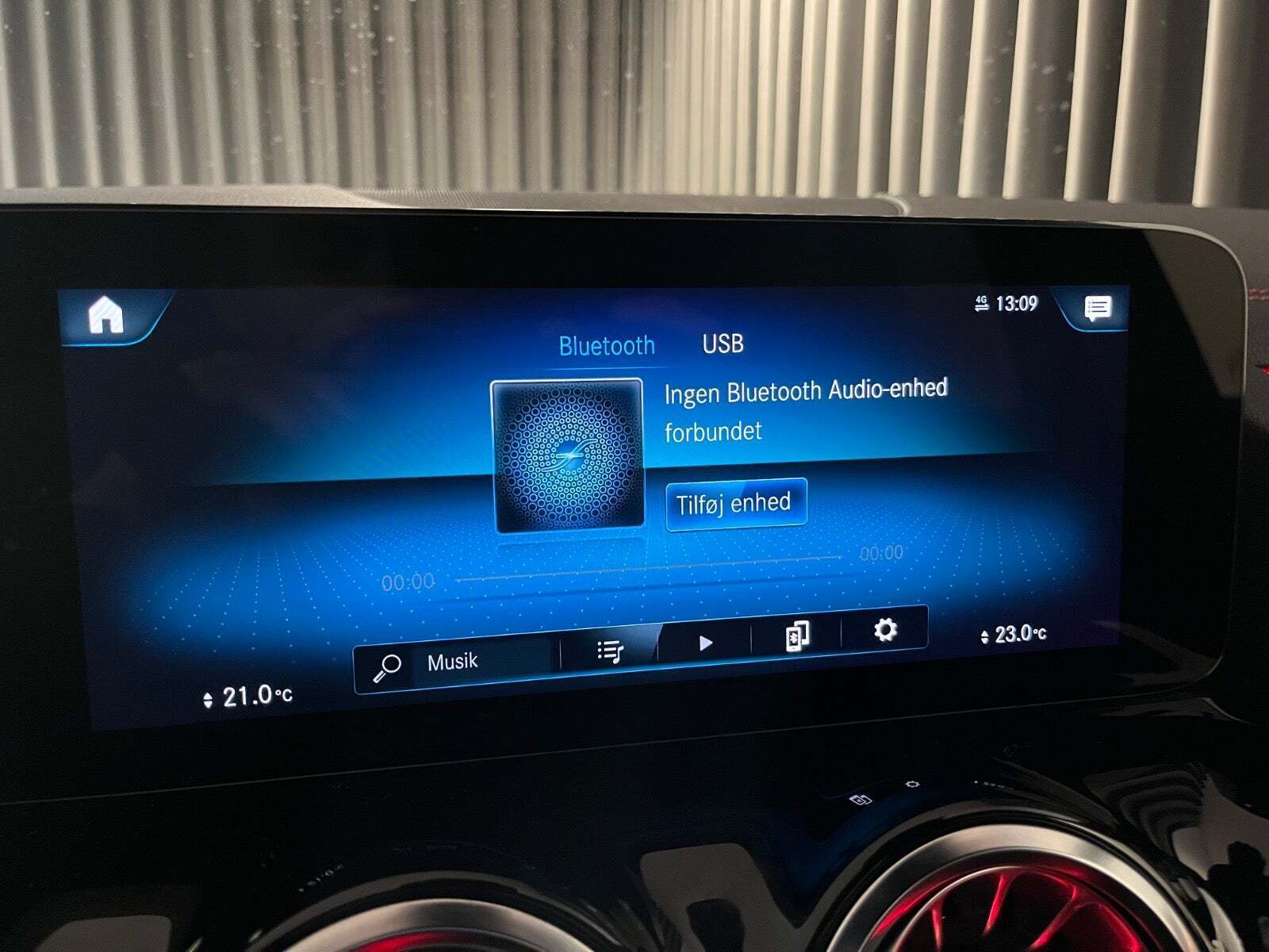 Rød Mercedes EQA250+ fra 2023