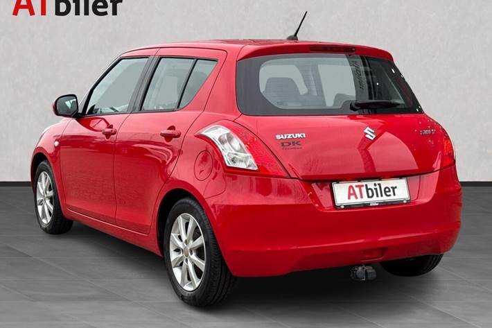 Rød Suzuki Swift fra 2014