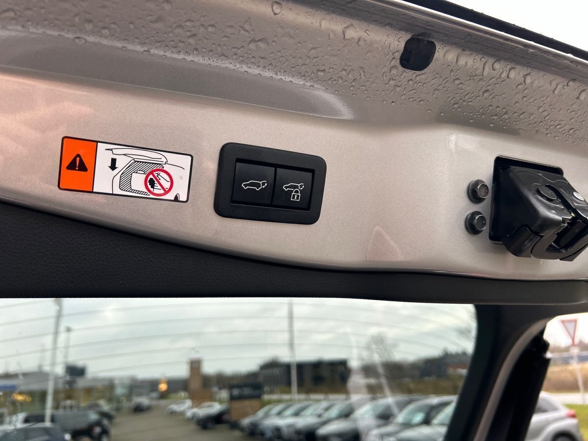 Sølv Toyota C-HR fra 2024