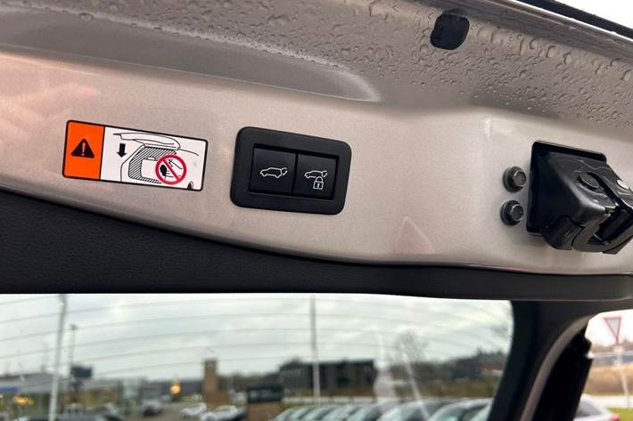 Sølv Toyota C-HR fra 2024