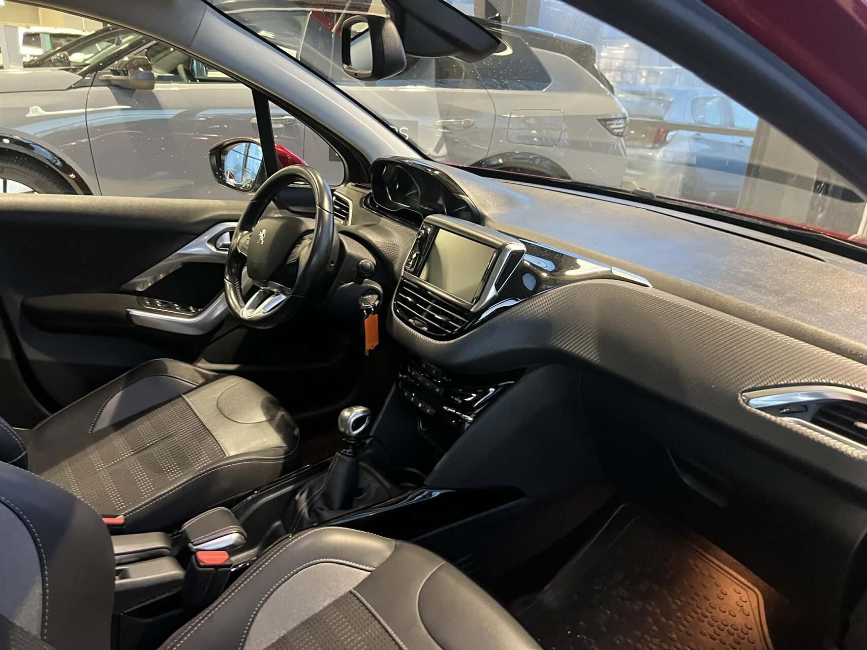 Rød Peugeot 2008 fra 2019