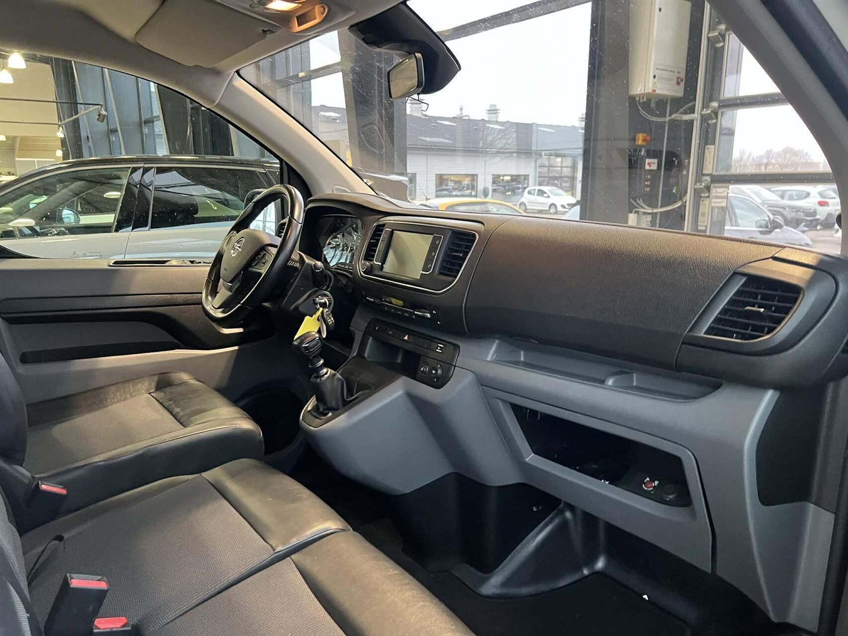 Hvid Opel Vivaro fra 2020