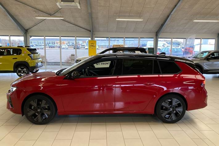 Rød Opel Astra-e fra 2024