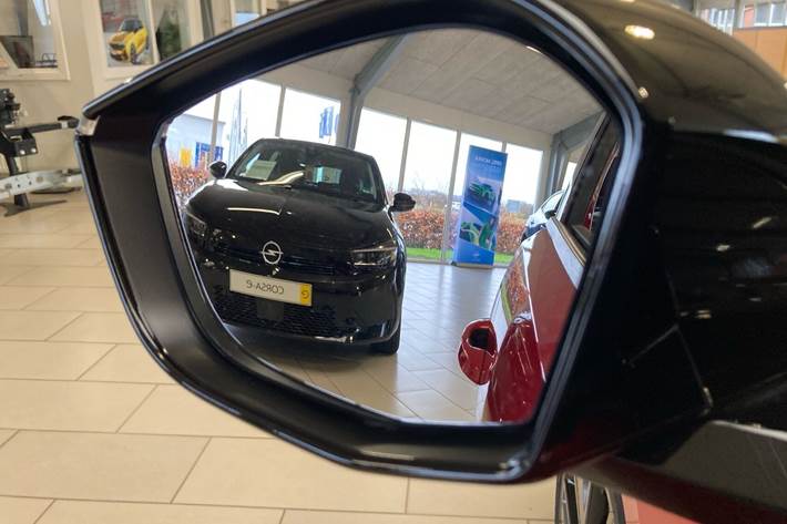 Rød Opel Astra-e fra 2024