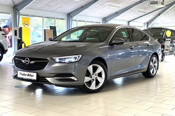 Grå Opel Insignia fra 2017 set udefra