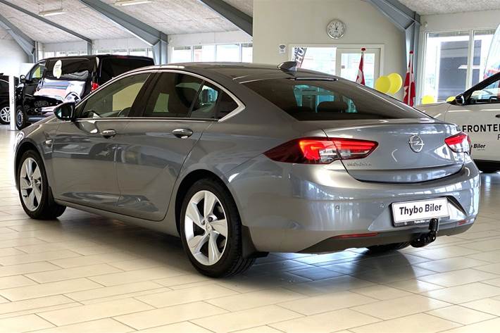 Grå Opel Insignia fra 2017